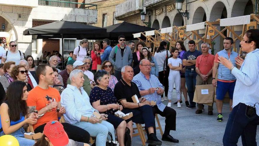 Público asistente a una cata de miel, una de las actividades organizadas por la Feria Apícola Rías Baixas de Porriño.