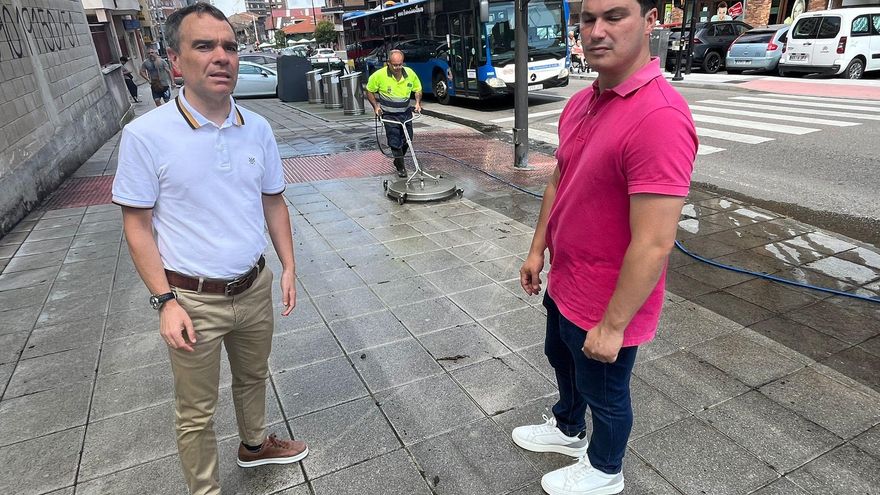 El Ayuntamiento de Corvera invierte 29.000 euros anualmente en la limpieza de las aceras del municipio