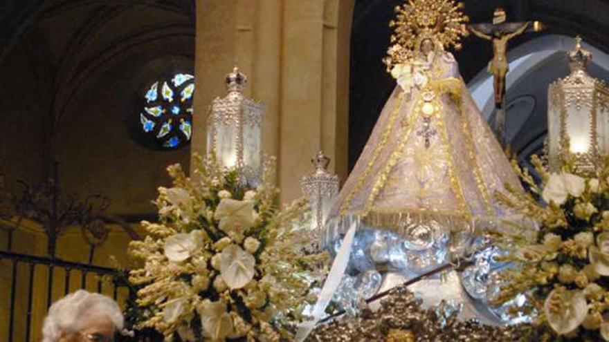 La imagen de la Virgen de Monserrate, ayer en la Catedral.