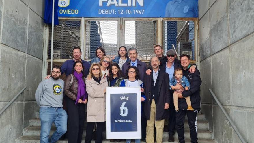 Familiares de Emilín y Falín, frente a la puerta número 6. | N. A.