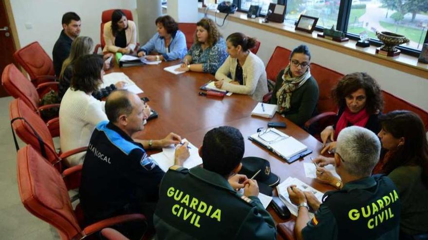 Reunión de la Mesa de la Violencia de Género, ayer, en Moaña. // G.N.