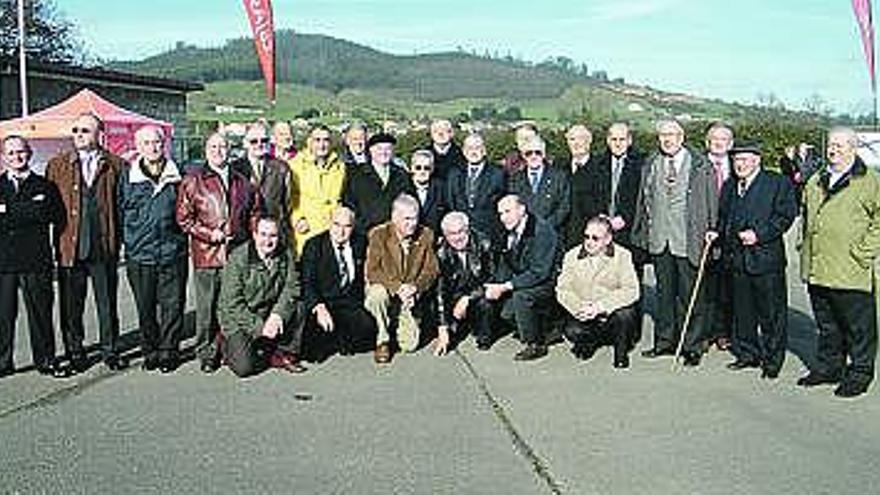 Foto de familia de los quintos reunidos en La Morgal.