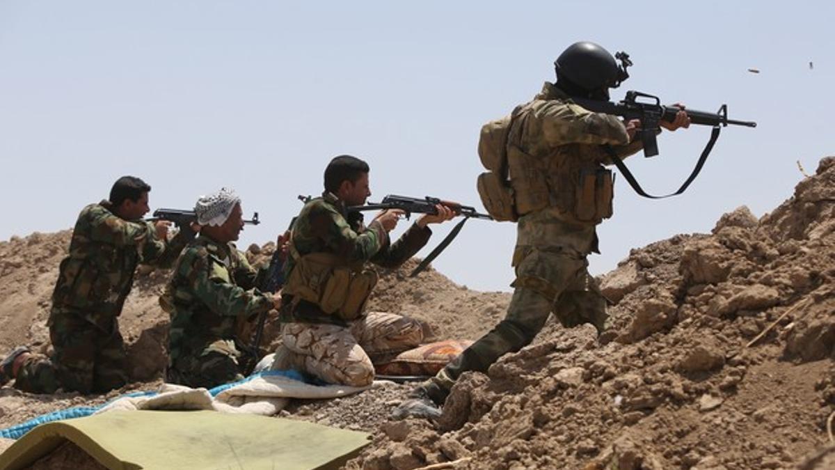 Soldados del ejército iraquí y de las milicias chiíes combaten al Estado Islámico en la provincia de Al Anbar.