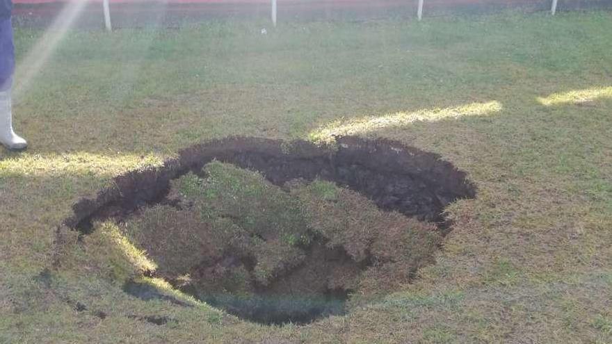 El socavón aparecido el domingo en El Terreru, campo del Rayo Carbayín.