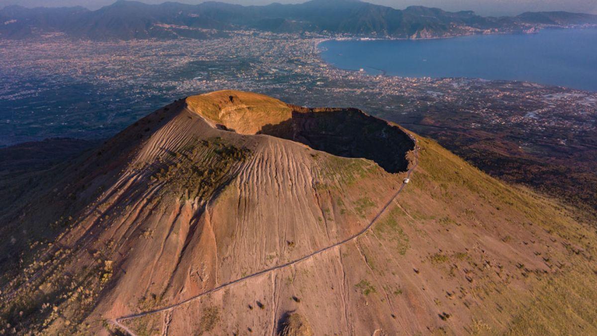 En el Monte Vesubio, cerca de la ciudad italiana de Nápoles, los científicos están utilizando la muografía para tratar de predecir los peligros del volcán.