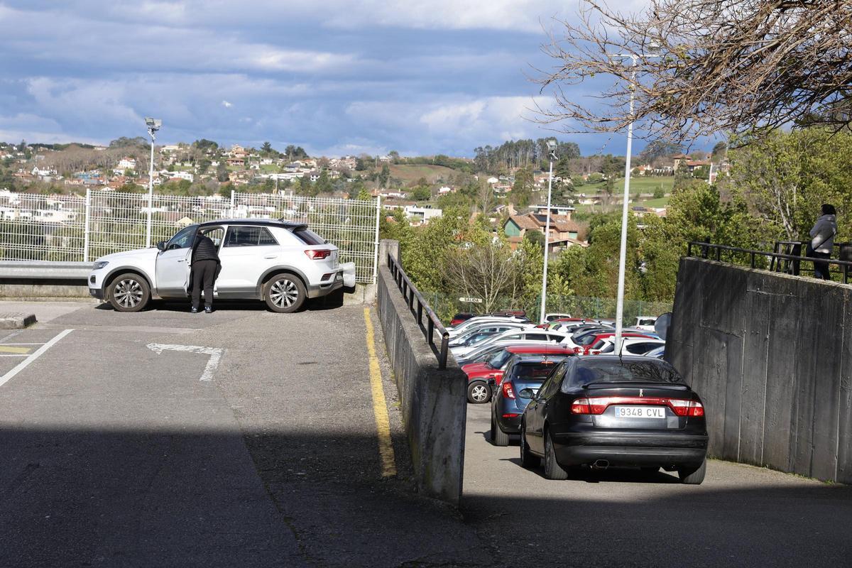 Así es la misión imposible de aparcar un día en el Hospital de Cabueñes de Gijón