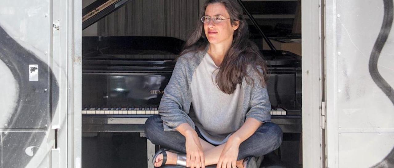 La intérprete Marta Espinós delante del piano.