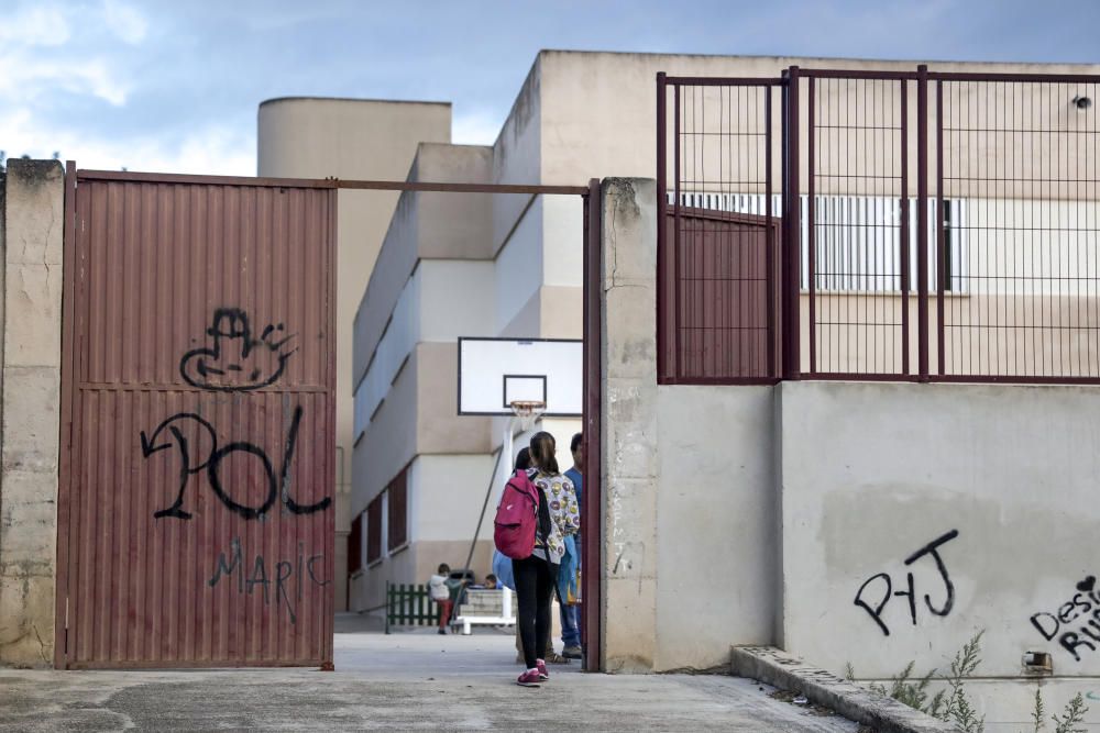 El colegio Anselm Turmeda de Palma, tomado por la Policía