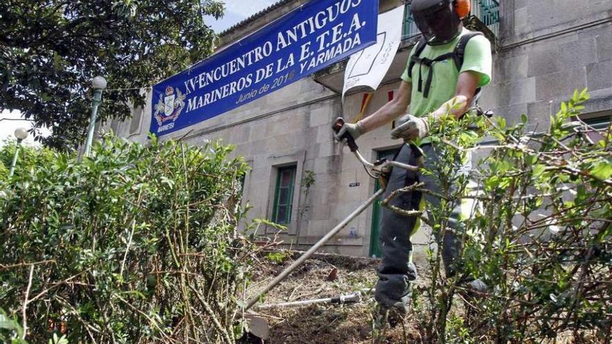 Operarios de la Xunta comenzaron a desbrozar ayer los alrededores de la ETEA. // M. Canosa