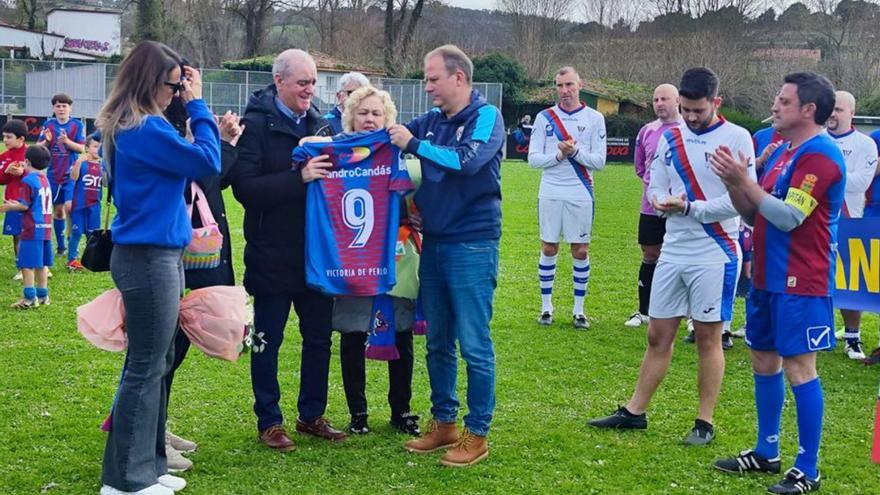 Los padres de Alejandro Carnicero reciben una camiseta del club Victoria con su nombre. | A. G.-O.