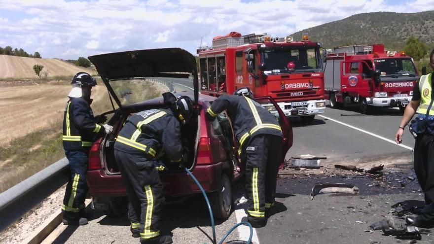 Los bomberos en el lugar del accidente