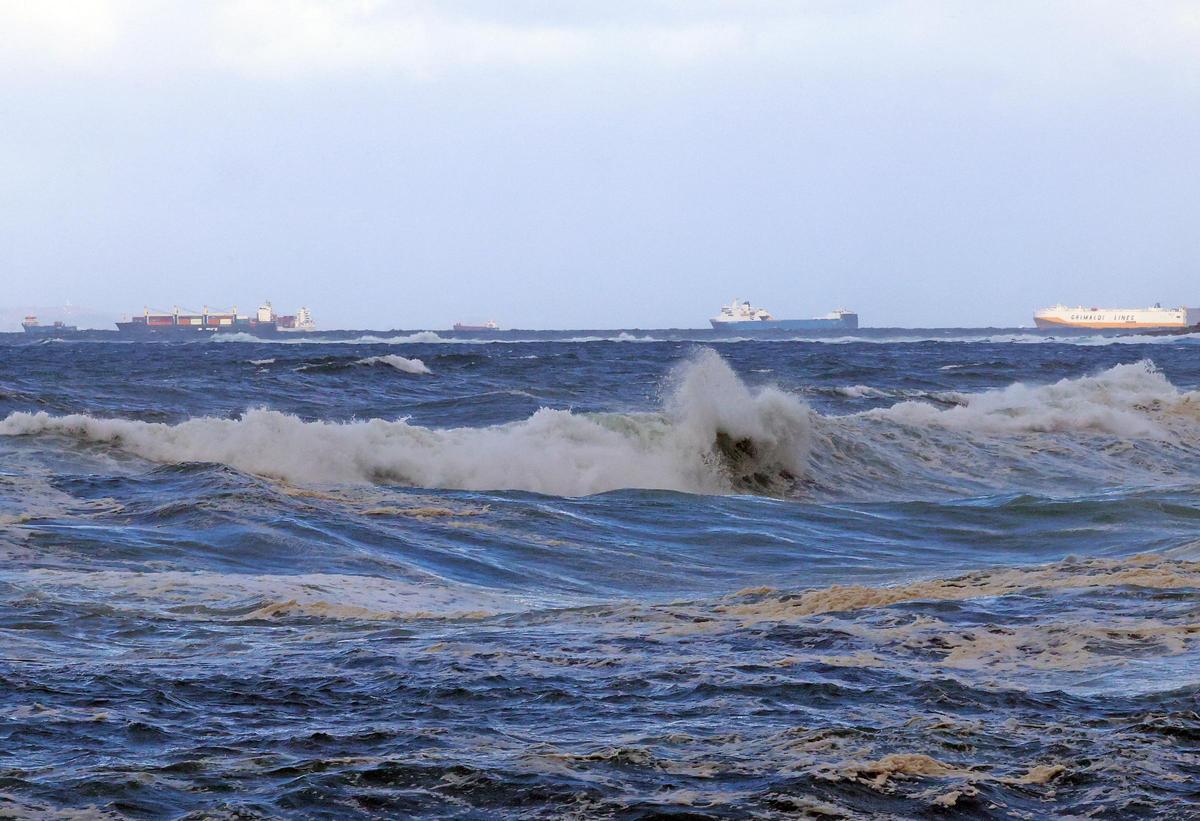 Barcos na ría de Vigo, diante das Ilas Cíes, vistos desde Baiona.