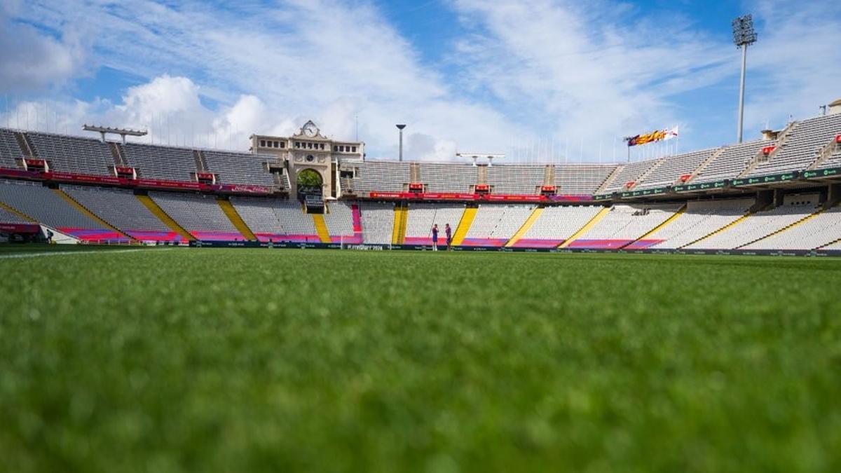 Fermín y Lamine Yamal inspeccionan el césped de Montjuïc antes del Barça-Rayo.