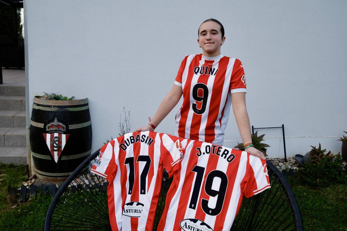 Lola de Castro, con las camisetas de Quini, Otero y Dubasin
