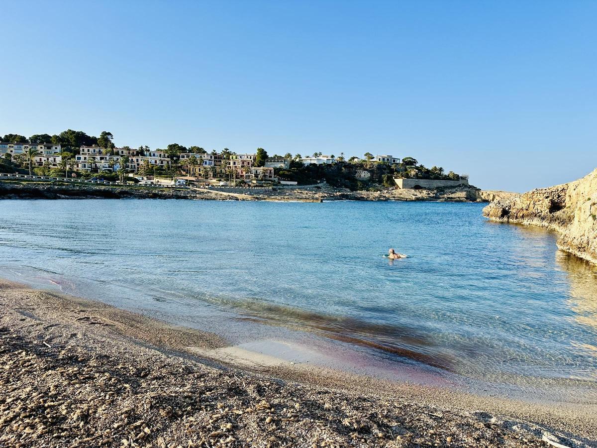Rein ins kühle Nass: In Cala Murada sah man dieser Tage schon erste Badende.