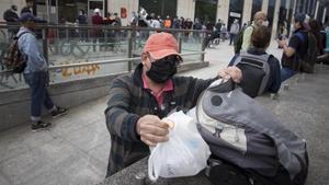 Colas de usuarios en un banco de alimentos de Barcelona durante el pasado estado de alarma.