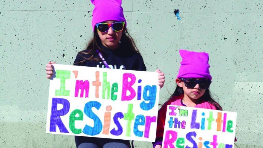 Dos activistas en la marcha de las mujeres en California.