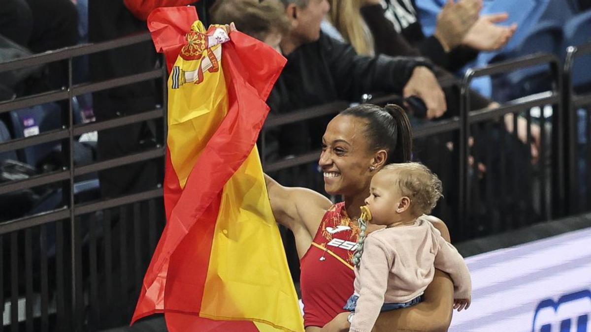 Peleteiro, celebrando con su hija en brazos.