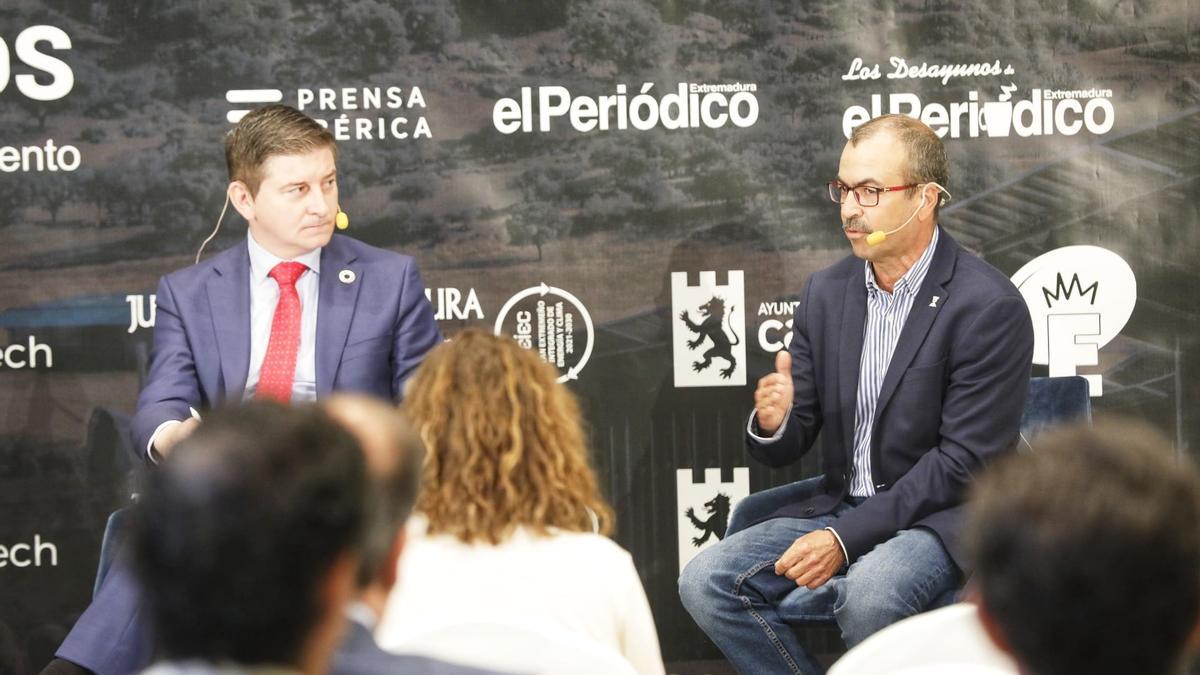 Samuel Ruiz Fernández,  director General de Industria, Energía y Minas, y José Luis Canito, director de la Escuela de Ingeniería Industrial de la UEx.