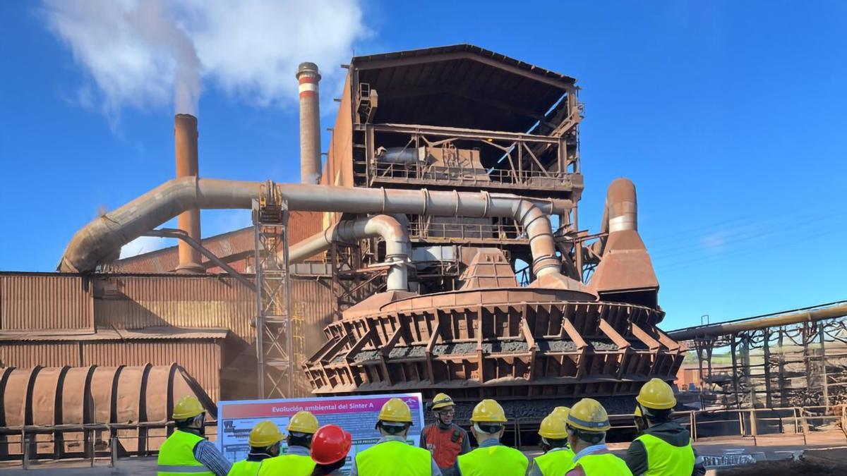Visitantes ante el sínter "A" de ArcelorMittal en Gijón.