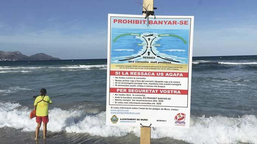 Nur auf Katalanisch, aber verständlich: Mit diesem Schild sperrte die Rettungsschwimmerin nach dem Einsatz  den Strandabschnitt. Darauf wird vor der gefährlichen Strömung gewarnt.