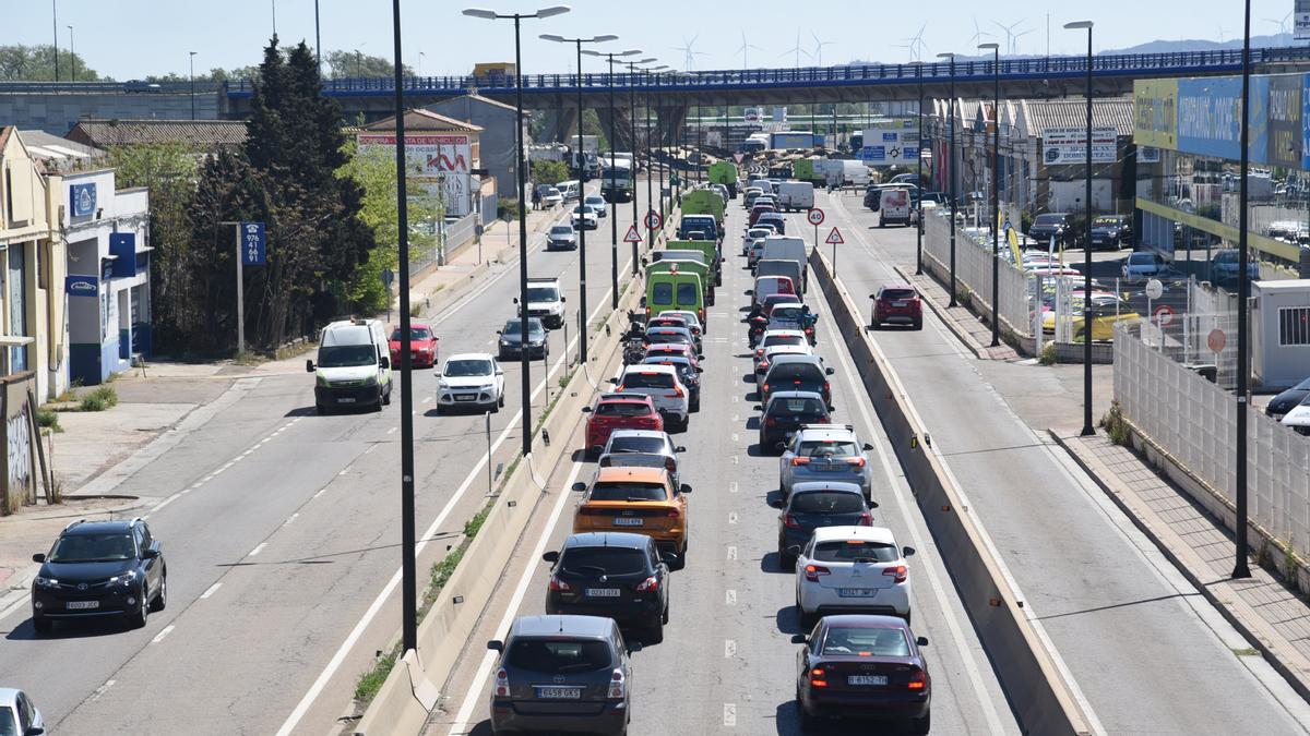 La rotonda de la carretera de Castellón congestionada en la operación salida de Semana Santa