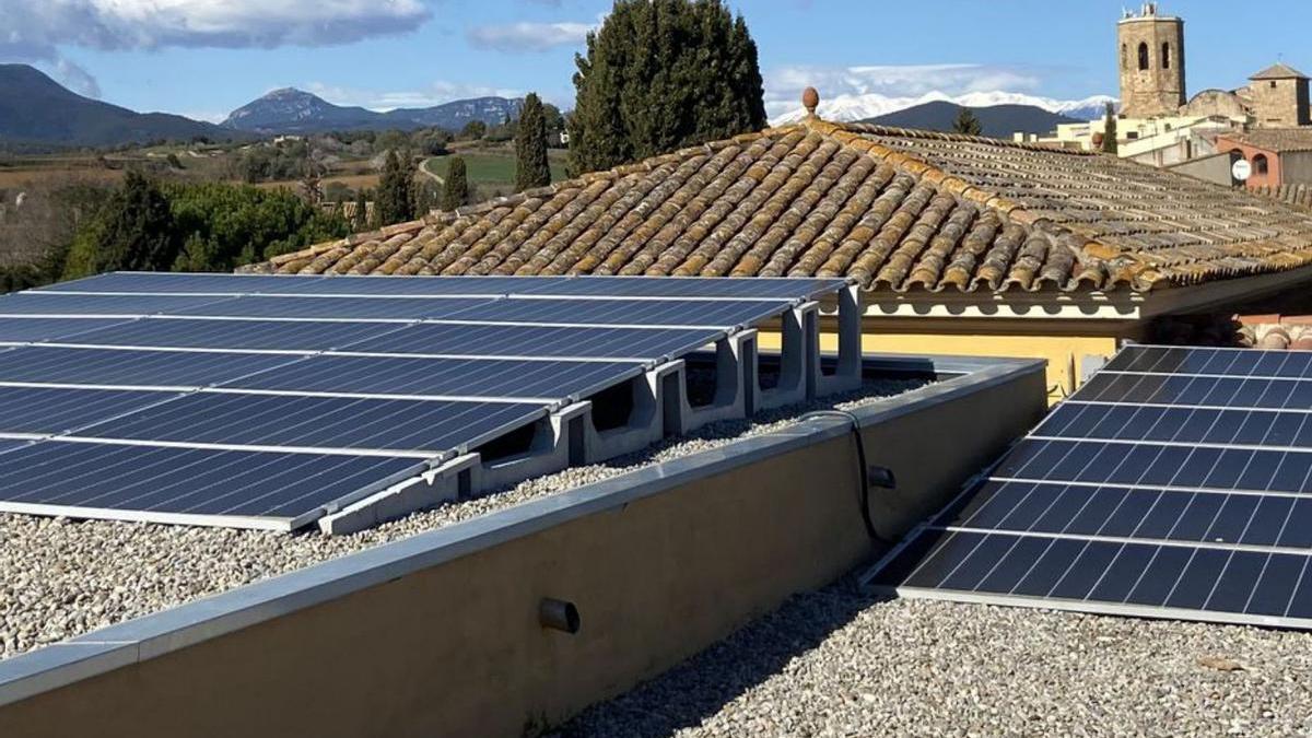 Les plaques solars estan instal·lades sobre l’escola