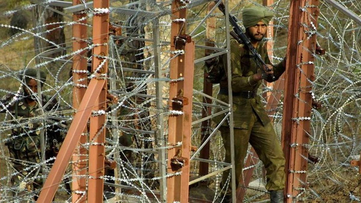 Un soldado indio patrulla por un punto cercano a la Línea de Control que divide Cachemira entre la India y Pakistán.