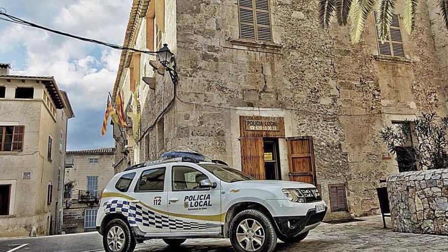 Un vehículo de la Policía Local delante del cuartel, ubicado en el edificio consistorial.