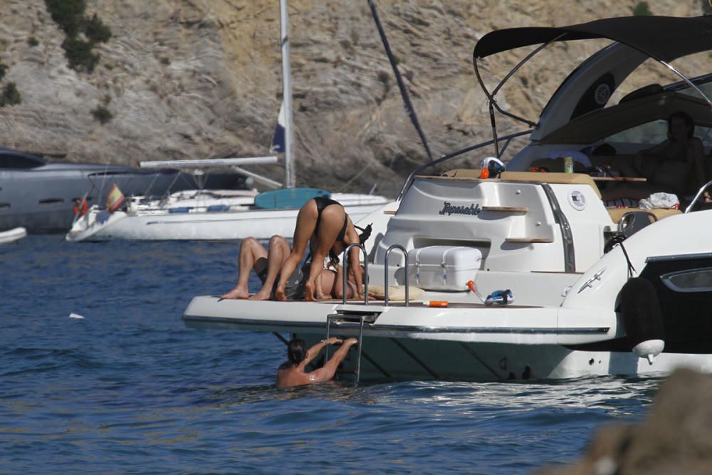 Laura Matamoros y Benji Aparicio en Barco en Cala Jondal, junto  Fonsi Nieto y su mujer Marta Castro.