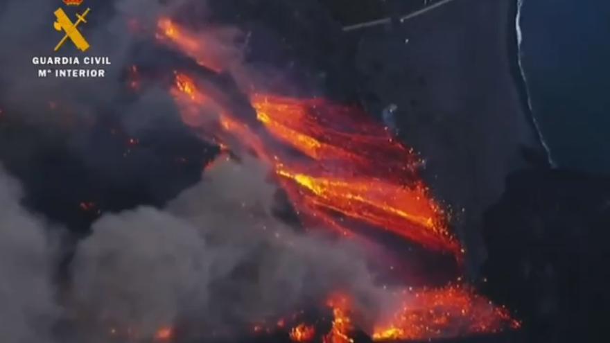 La lava se derrama en Los Guirres