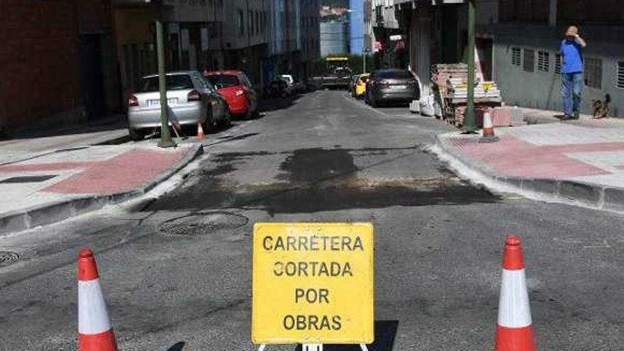 Señal que marca el cierre de la calle Reconquista por la obra.