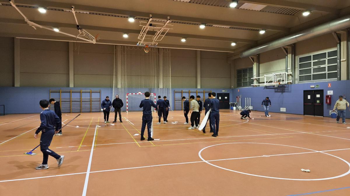 Los jugadores intentando secar los charcos