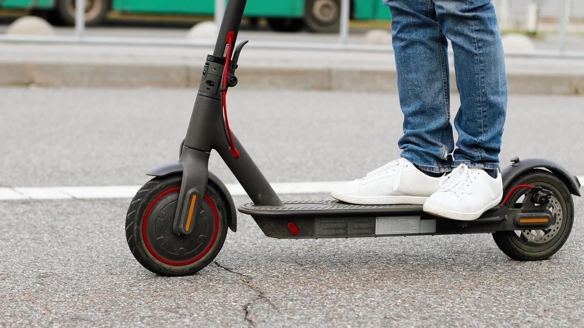 Un joven circula en patinete.