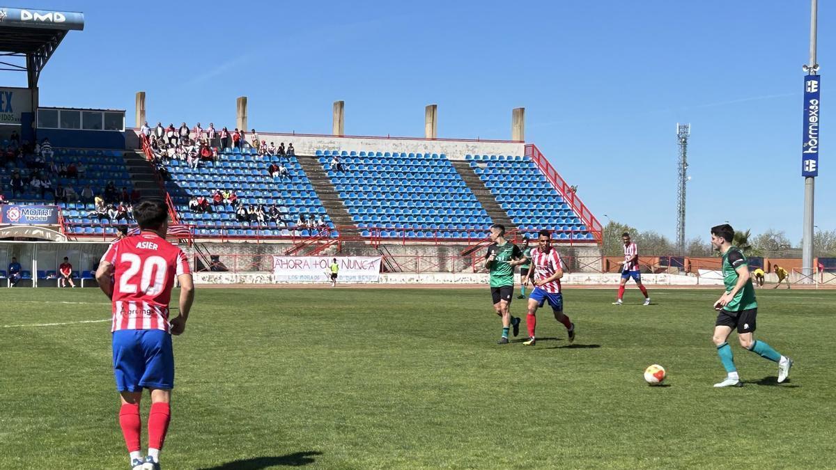 Rarra conduce el balón en el duelo en el Vicente Sanz.