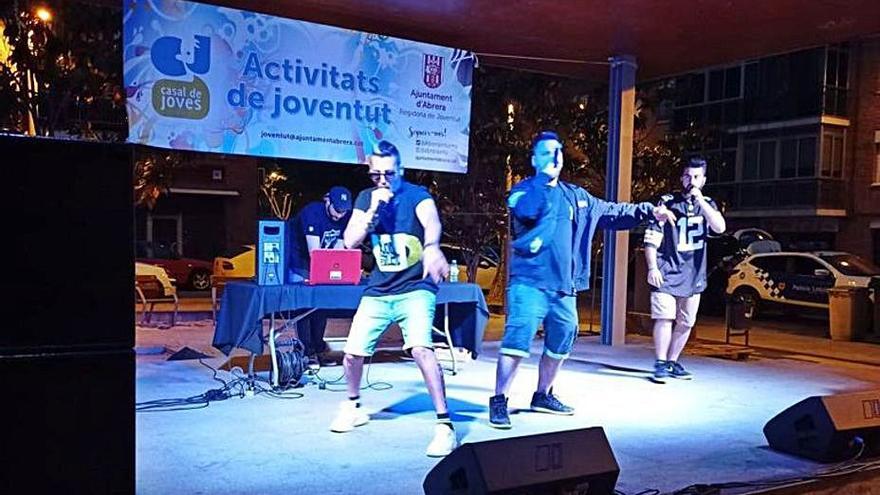 La música urbana del grup FMP Crew tanca el Cicle Musical d’Abrera a la plaça de Rafael Casanova | AJUNTAMENT D’ABRERA