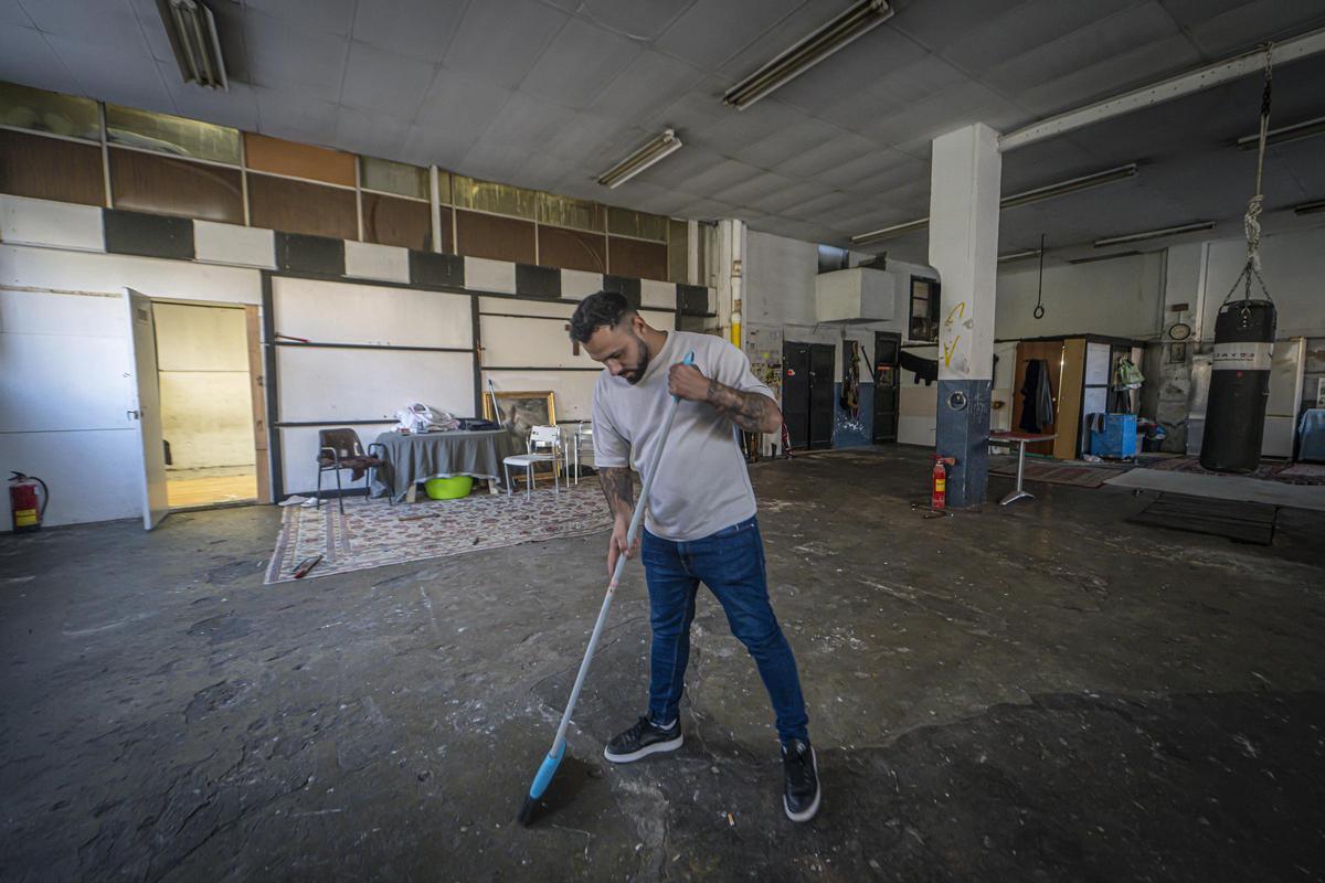 Antiguo taller ocupado por familias gitano-rumanas en Vallcarca