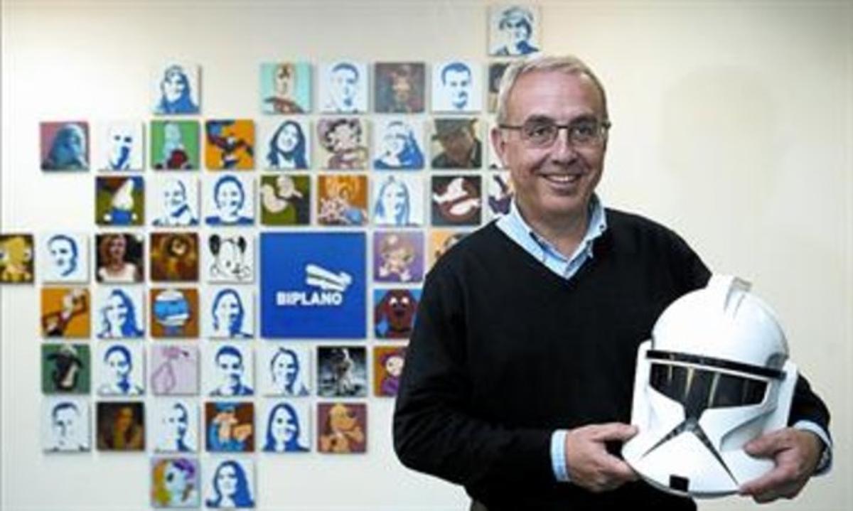 Jordi Rey, fundador i president de Biplano, amb un casc galàctic. Jordi Rey, fundador i president de Biplano, amb un casc galàctic.