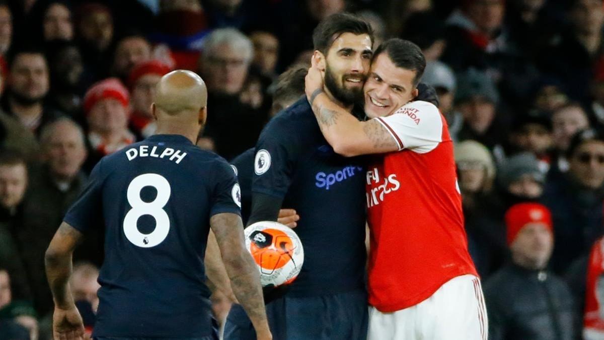 Granit Xhaka abraza a Gomes tras un lance del Arsenal-Everton.