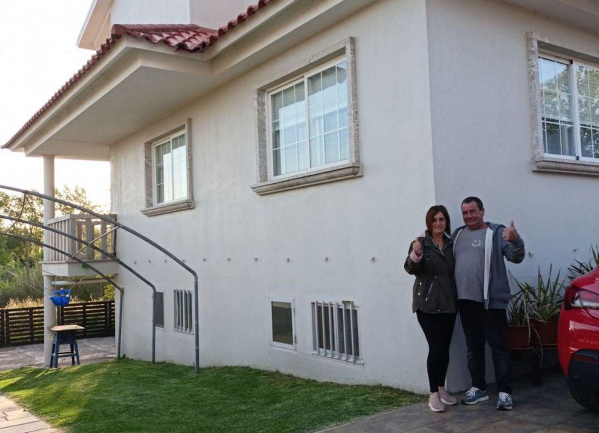 Rosa Fernández y José Ramón Blanco, ayer, en la casa. | // G.N.