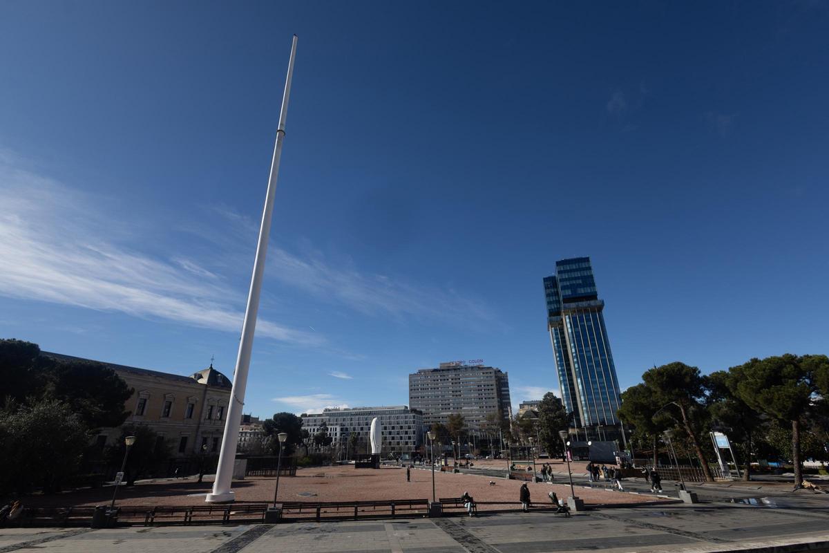Mástil de la bandera de España vacío después de retirar la bandera tras el temporal de nieve.