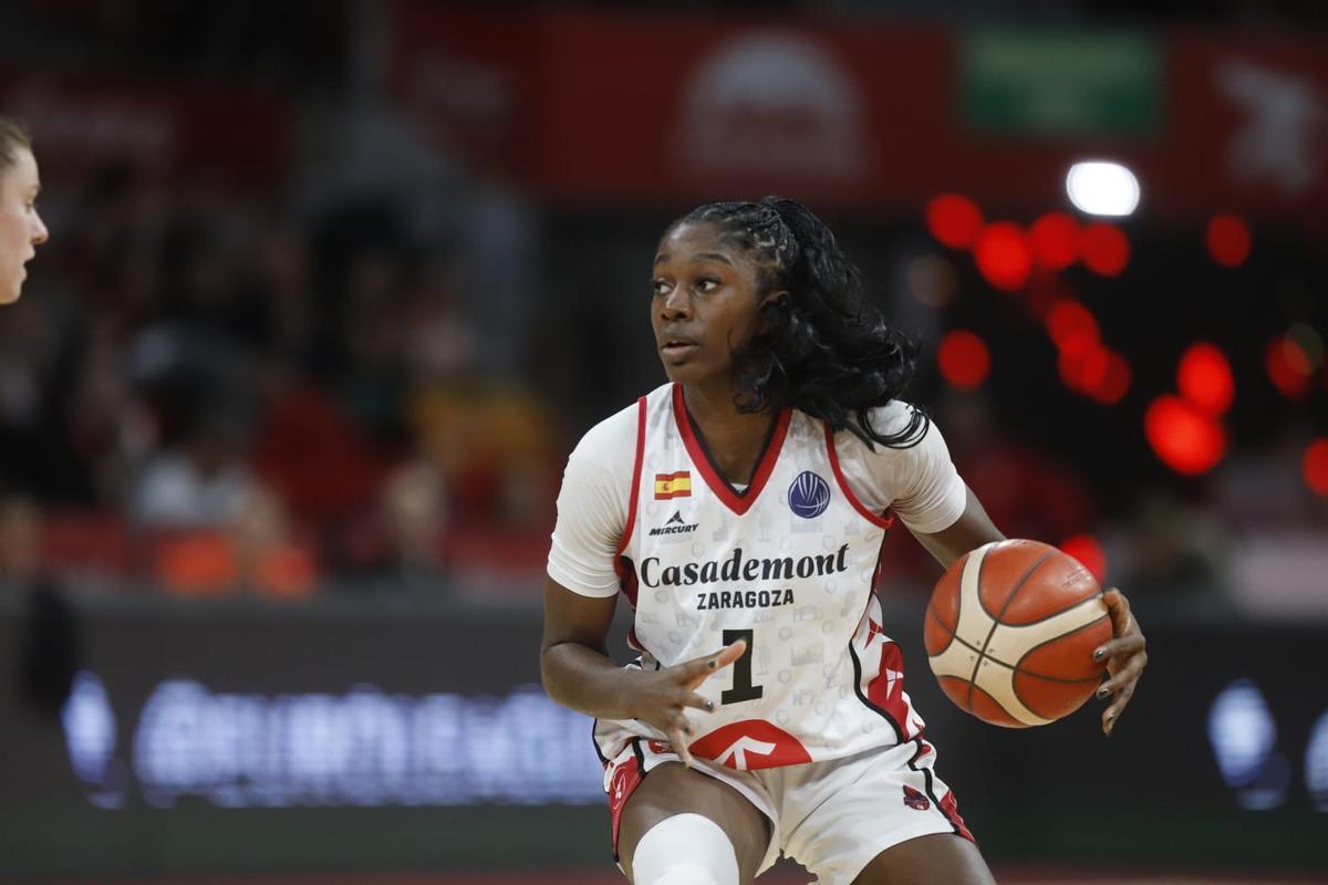 Marié Mané, con el balón durante un encuentro de la Euroliga de la pasada temporada.