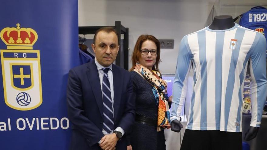 Fernando Corral, consejero del Oviedo, con Paula Gutiérrez, de la asociación Galbán