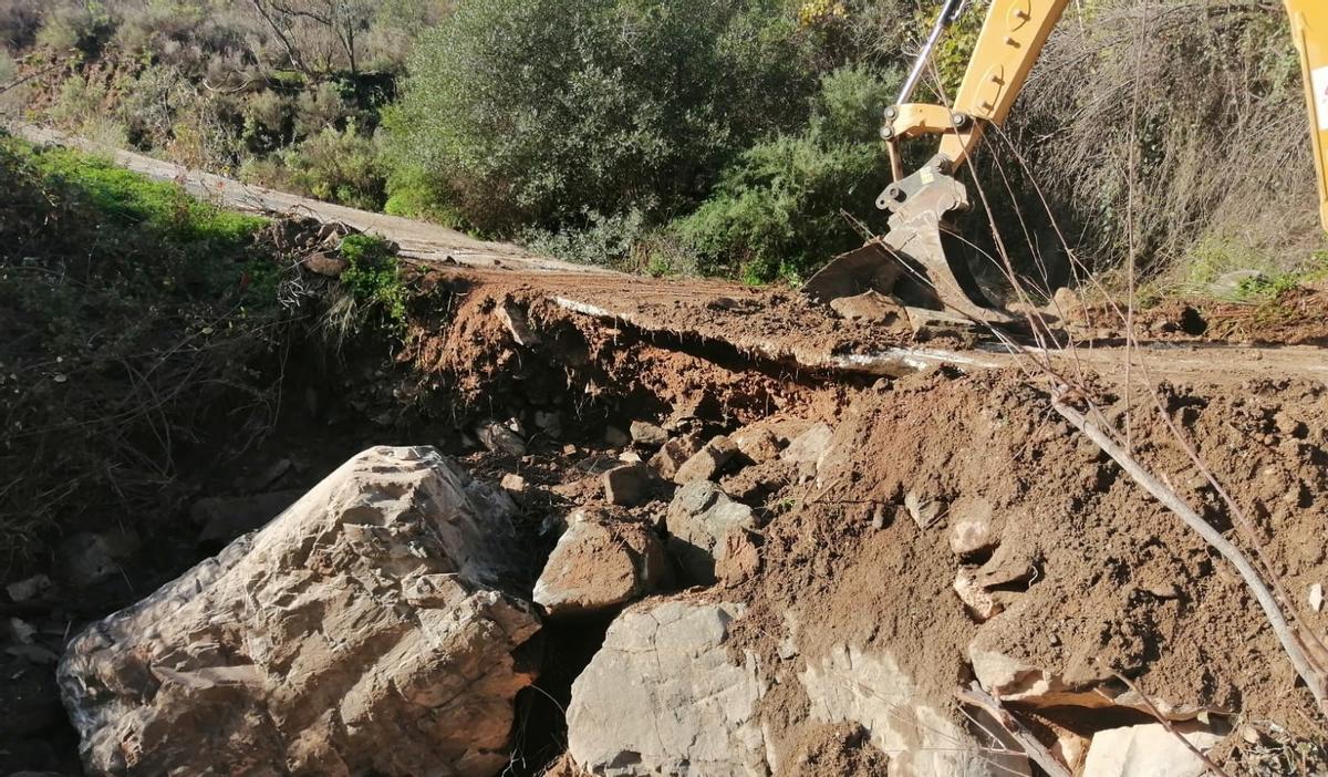 Apertura de un acceso en los diseminados de Málaga.