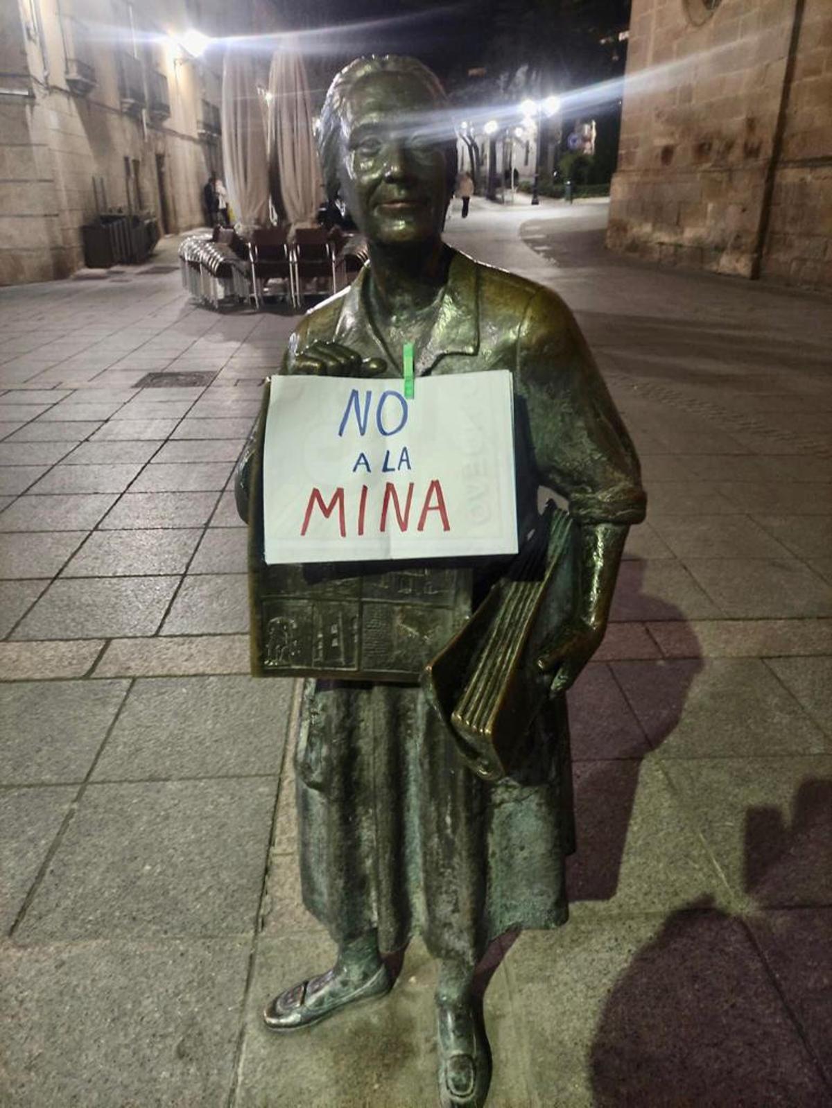 Leoncia anti mina. La escultura con un cartel de ‘No a la mina’.