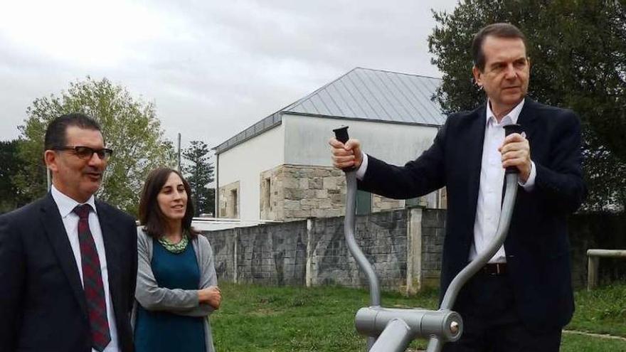 Caballero, ayer, en uno de los parques biosaludables de Alcabre, con los ediles Ángel Rivas y Ana Laura Iglesias.