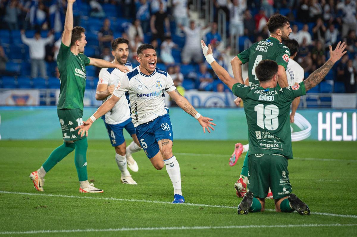 Fabricio celebra su gol de cabeza al Arenteiro.