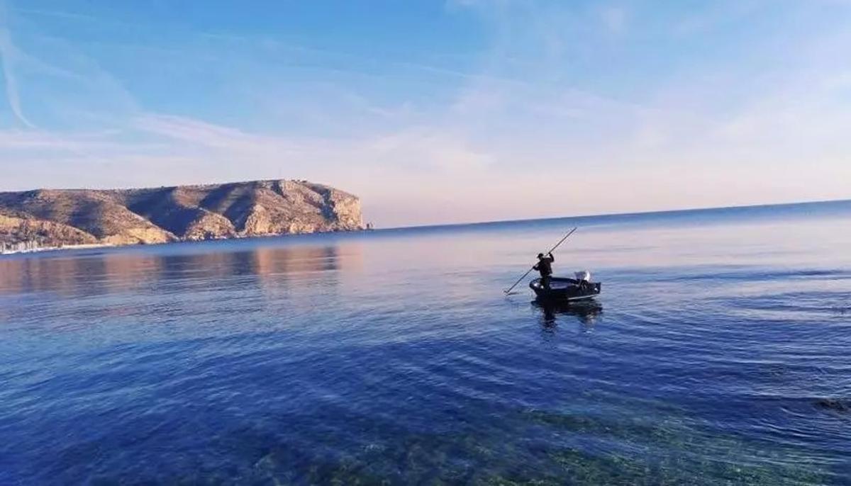Pesca tradicional y sostenible del erizo durante las calmas de enero (no hoy que hay un temporal de aúpa)