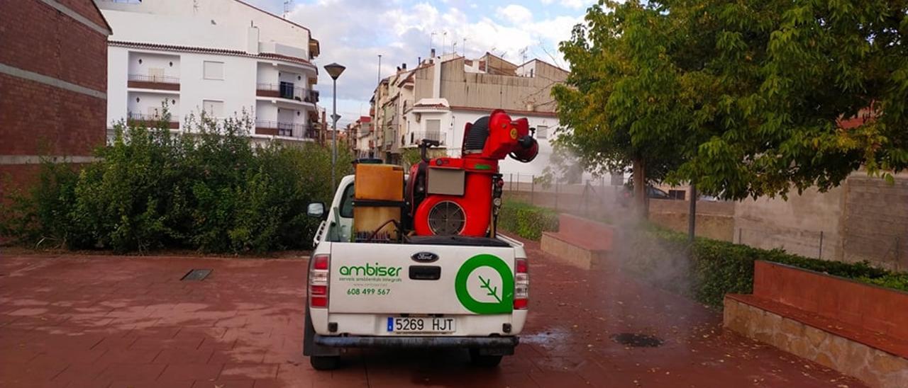 Una máquina de la empresa de fumigación actuando en una zona de Moixent, el lunes.