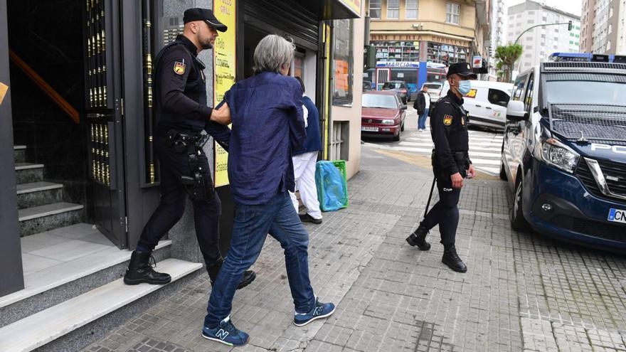 Agentes de la Policía Nacional en una redada contra el tráfico de drogas en mayo. |   // VÍCTOR ECHAVE